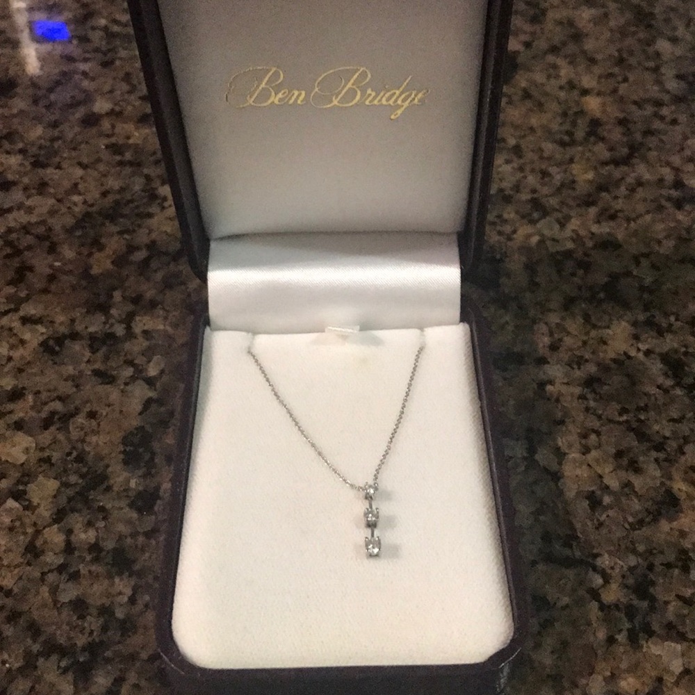 Simple and elegant diamond necklace